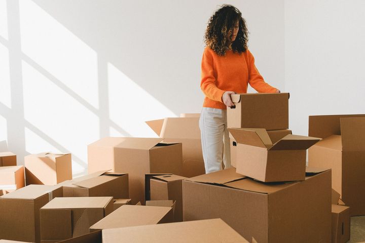 En kvinna packar lådor innan hon flyttar in i en ny lägenhet