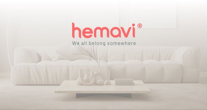 En bild på en vit soffa och Hemavi-logotypen visas också i förgrunden av bilden.